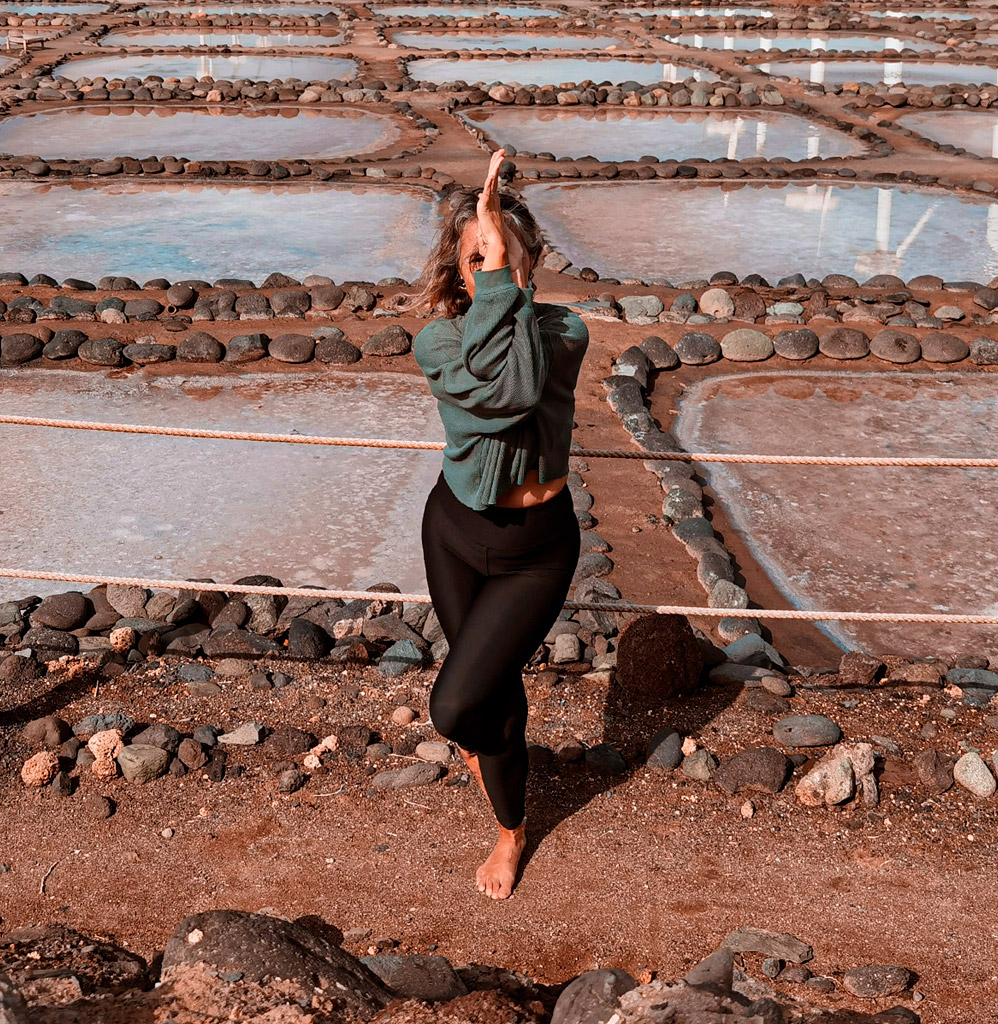 profesora de yoga meditando