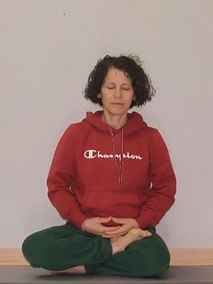 monitora de clases de yoga en vecindario